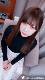 高顏值粉嫩嫩小美女皮膚白皙性感大長腿扶著雞巴努力舔吸吞吐，這銷魂滋味立馬讓雞巴硬起來猛操屁眼也要插…